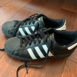 EUC Men’s adidas Superstar shoes
